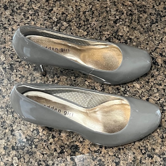 Steve Madden Grey Patent Leather Getta Pump - Size 7.5 - Picture 3 of 11
